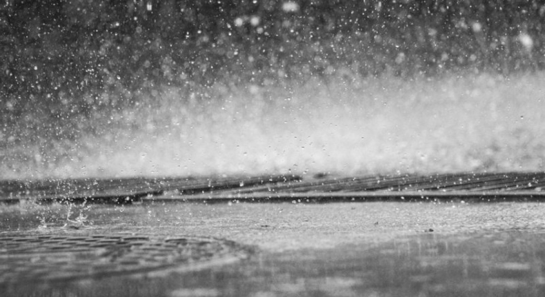 Hoosbuien vragen om goede afwatering in de tuin