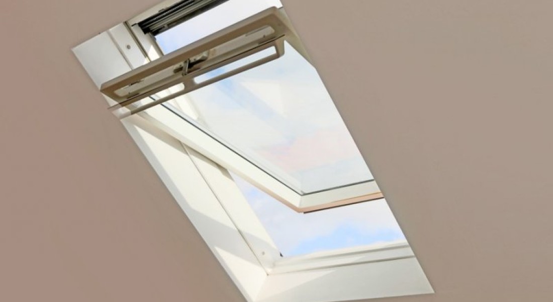 Wat is het verschil tussen houten en kunststof dakramen?