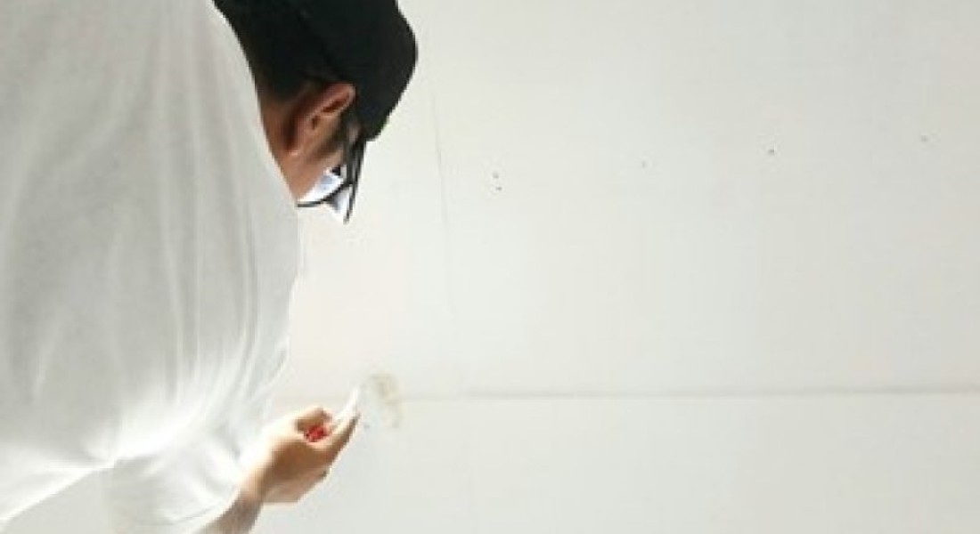 Het plafond in de badkamer schilderen