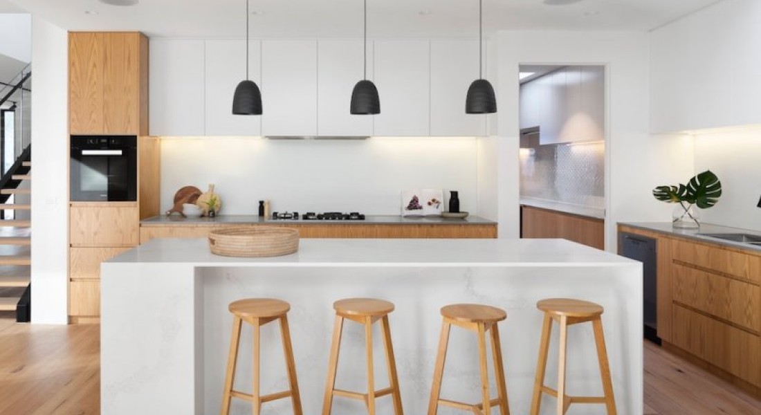 Een keuken in het midden van de woonkamer zetten: wat komt daarbij kijken?