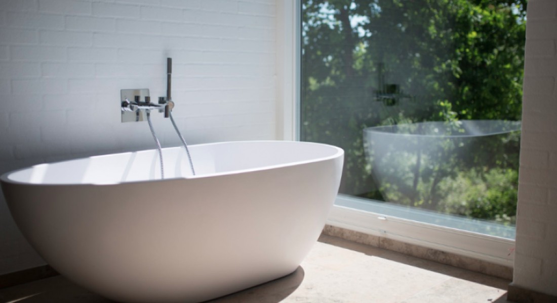 Zo integreer je een vrijstaand bad in je badkamer