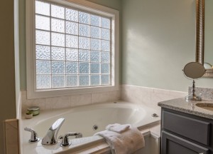 Raamdecoratie voor in de badkamer - 