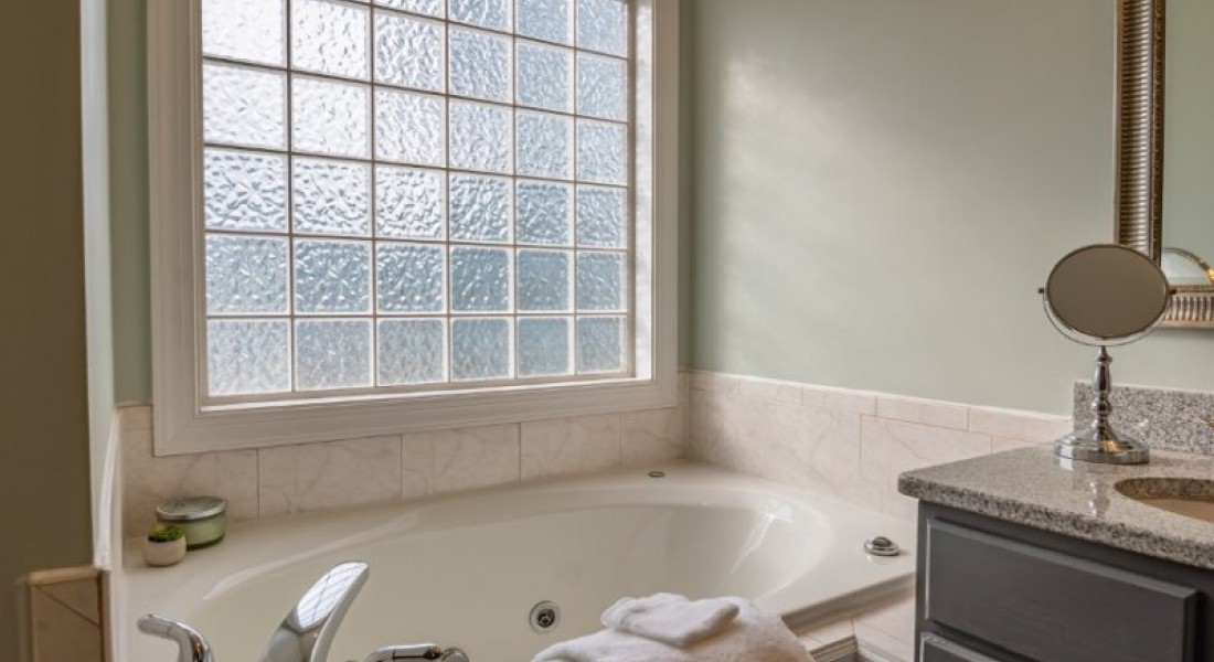 Raamdecoratie voor in de badkamer