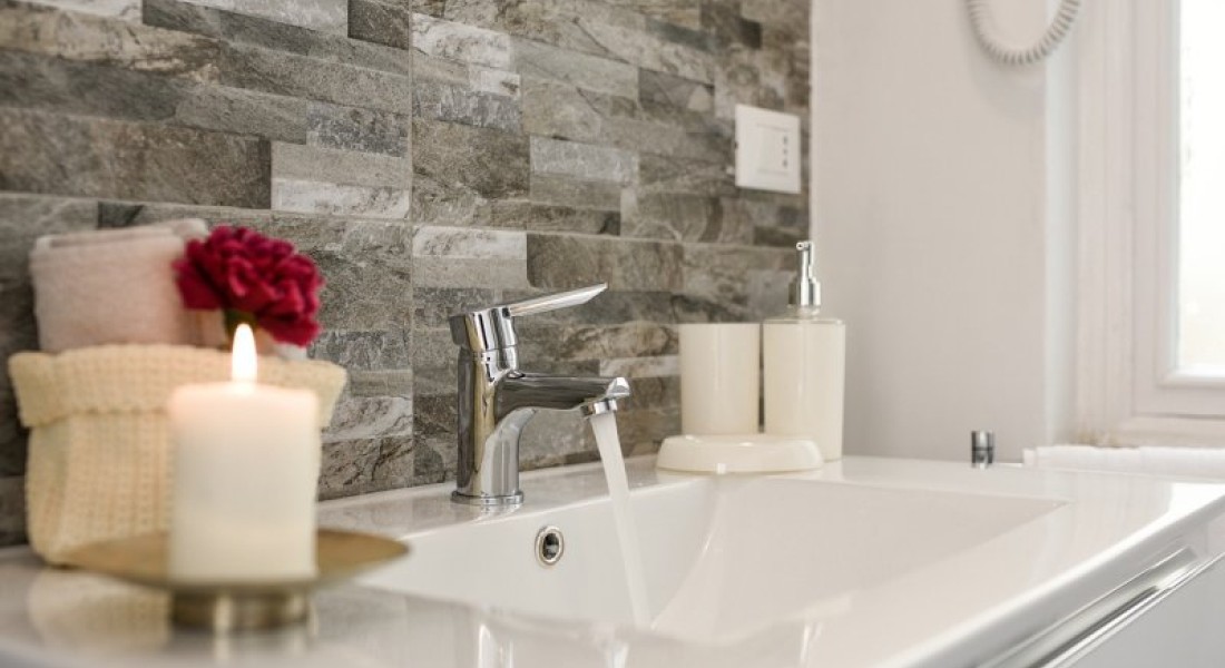 Zien: 3 manieren om de wanden in de badkamer te bekleden