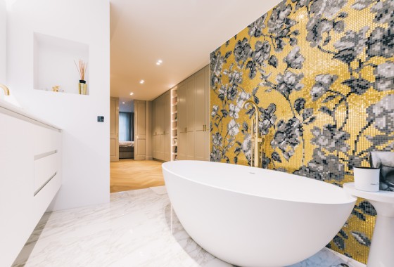 Binnenkijken: luxe badkamer met goud en marmer - Luca Sanitair