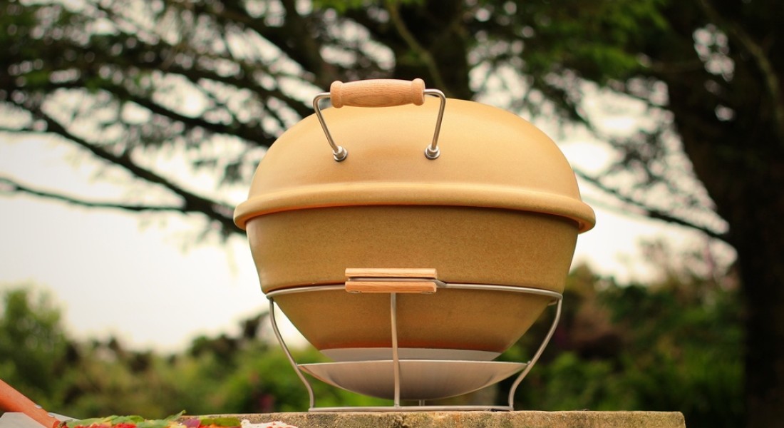 Buiten eten met een keramische pizzaoven