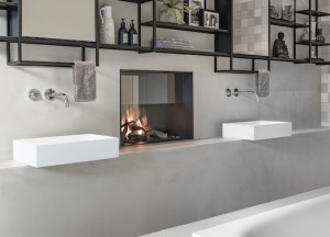 Prachtig! Haard als ruimteverdeler tussen bad- en slaapkamer - 