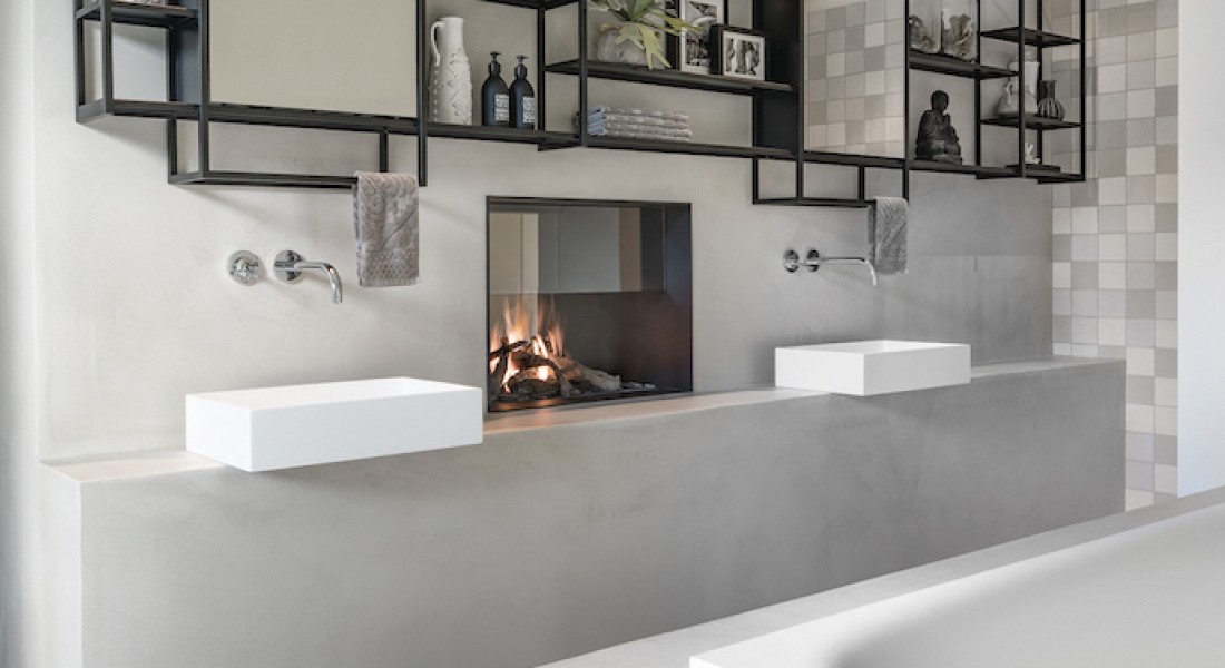 Prachtig! Haard als ruimteverdeler tussen bad- en slaapkamer