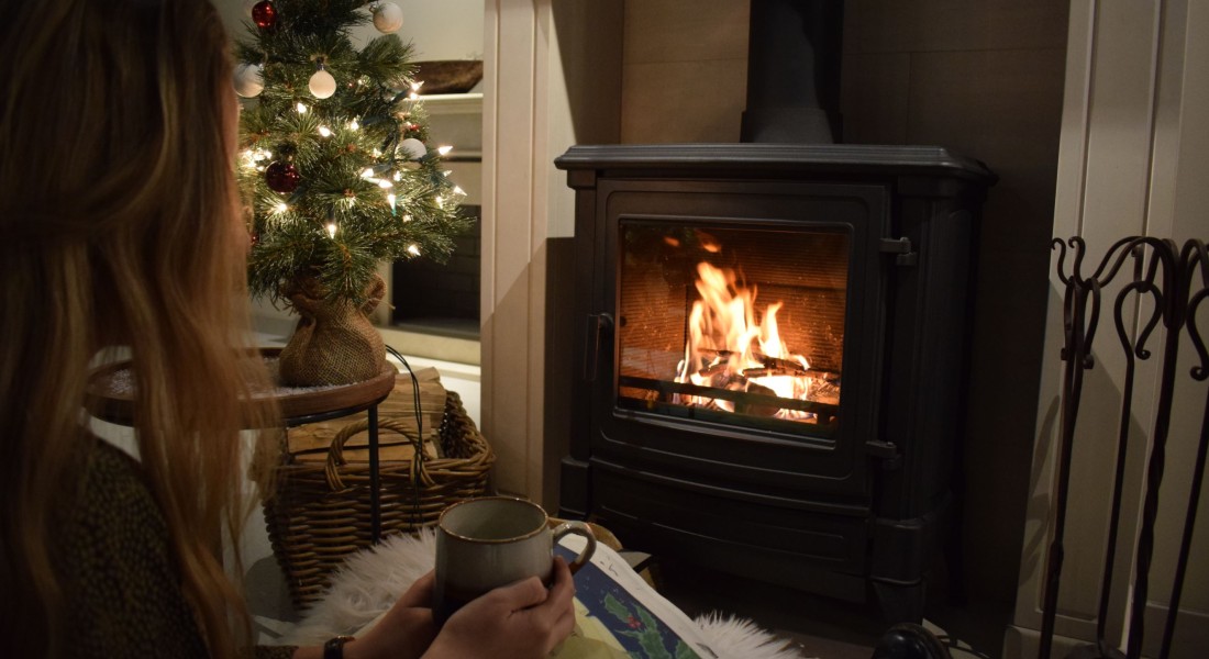 Een goed gestookt houtvuur tijdens sfeervolle winterdagen