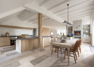 Interieurinspiratie: woonboerderij met natuurstenen vloer - 