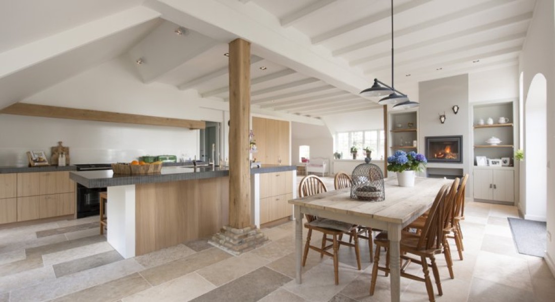 Interieurinspiratie: woonboerderij met natuurstenen vloer