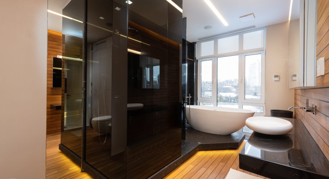 Raamdecoratie voor de badkamer: dit zijn je opties