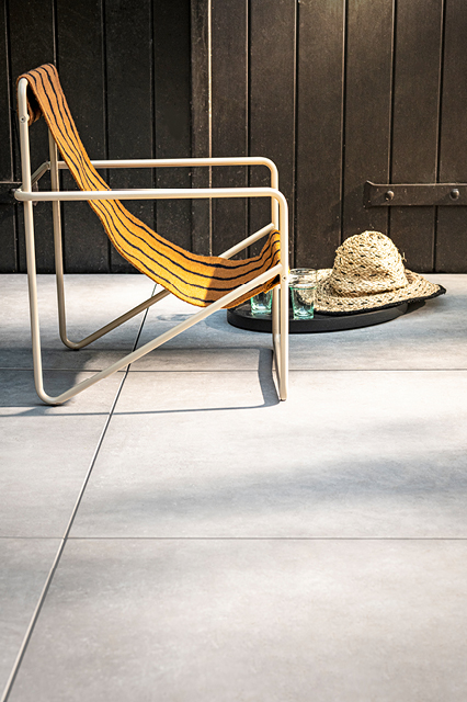 SOLOSTONE Mold Grit 90x90 I vtwonen buitentegels by Douglas & Jones