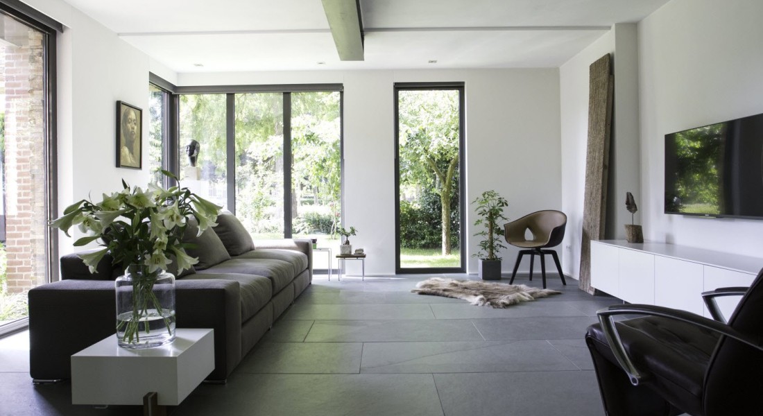 Binnenkijken: natuursteen vloer in modern interieur