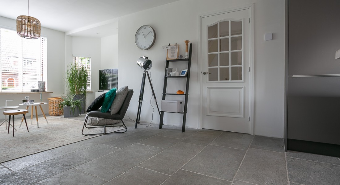 Schitterende vloeren met zachte grijstinten