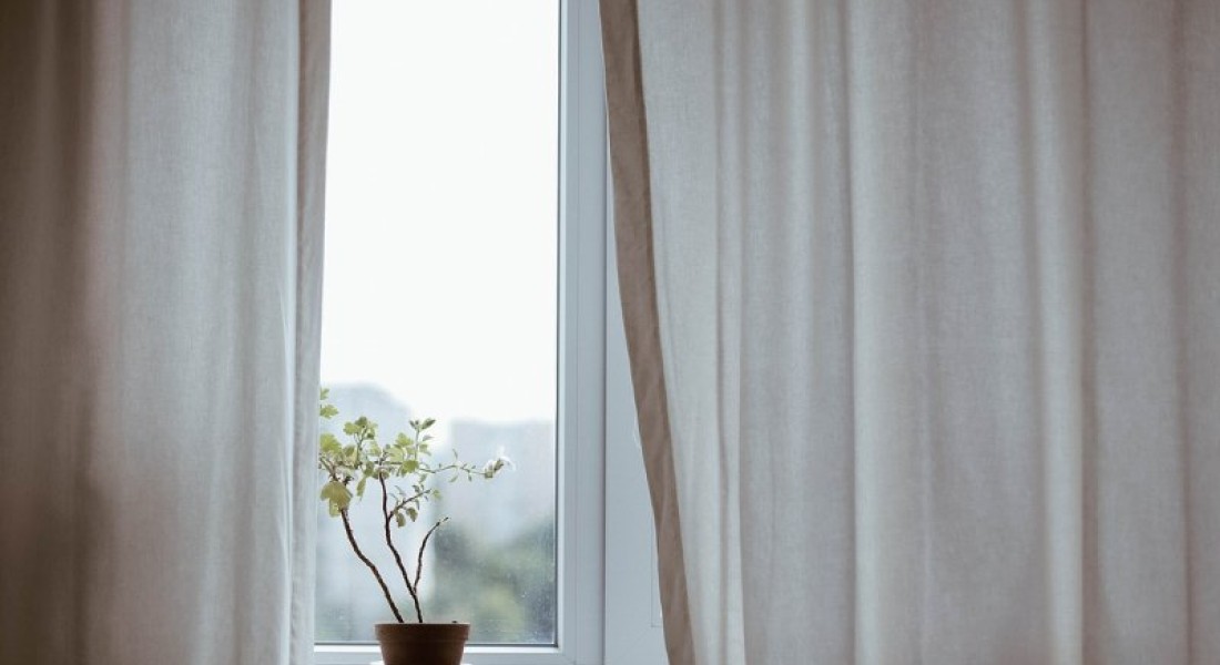 Wat is het verschil tussen overgordijnen en gordijnen?