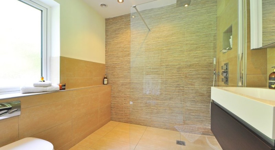 Tegelvloeren hoeven niet in elke badkamer geplaatst te worden