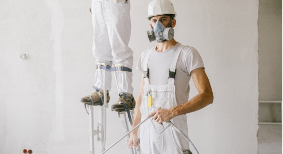 De badkamer laten stucen door een stukadoor