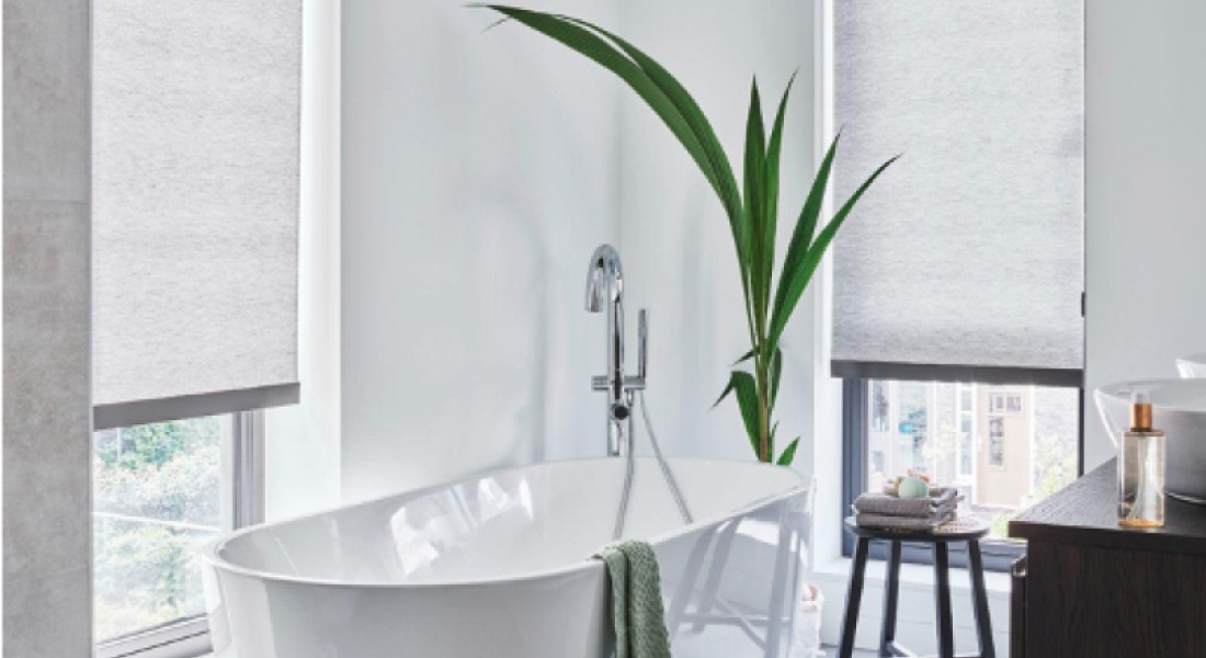 Welke raamdecoratie gebruik ik voor in de badkamer?