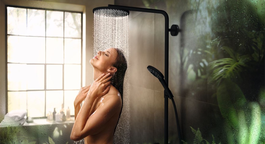 Gekleurde kranen en douches