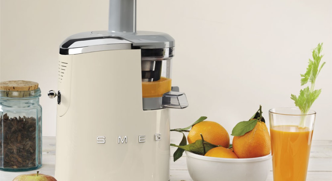 De SMEG Slowjuicer: sap persen in stijl