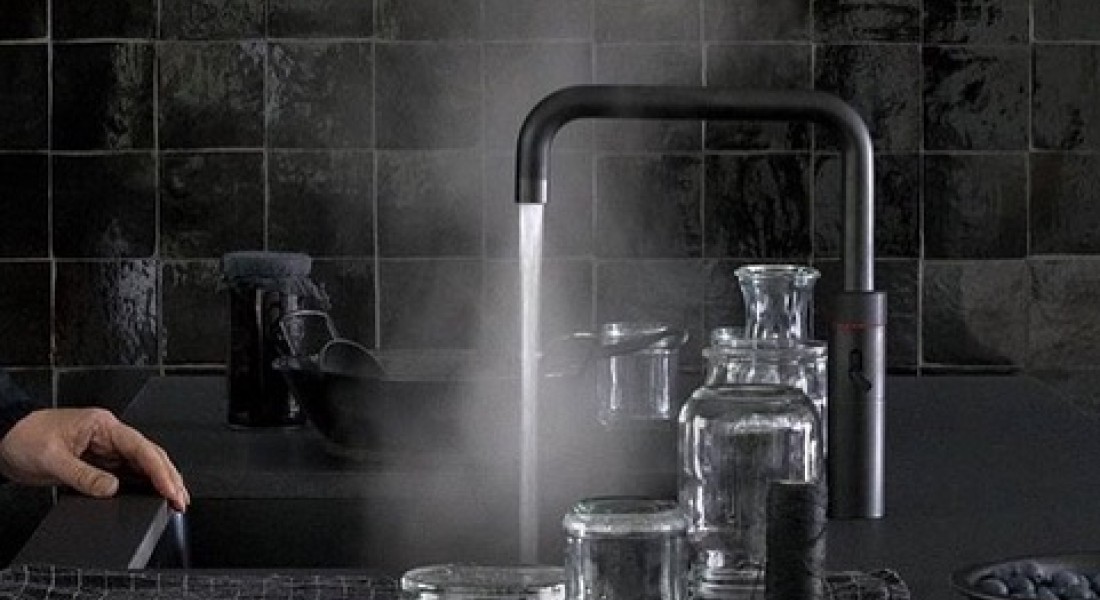 Prachtig! De zwarte Quooker kokendwaterkraan