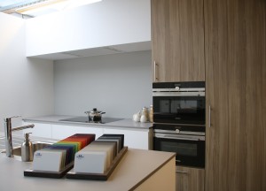 Gekleurde achterwanden met bijpassend schakelmateriaal van Jung!