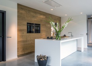 Binnenkijker: Moderne houten keuken in gerenoveerde boerderij - 