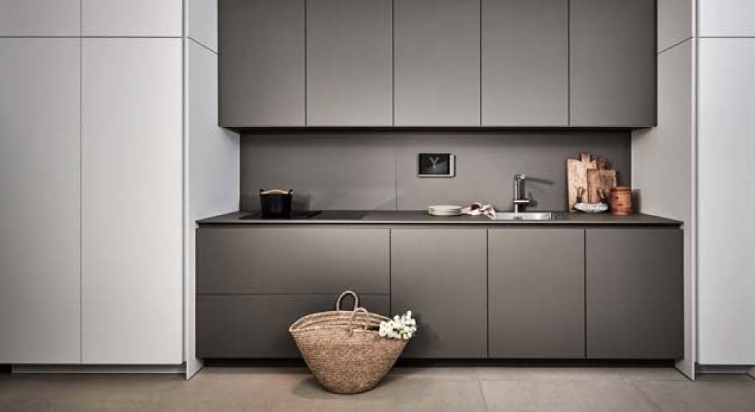 Poggenpohl +Segmento Y. Designkeuken zwart, wit & grijs