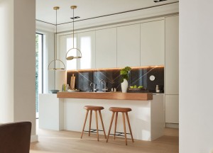 Een houten vloer in de keuken - 