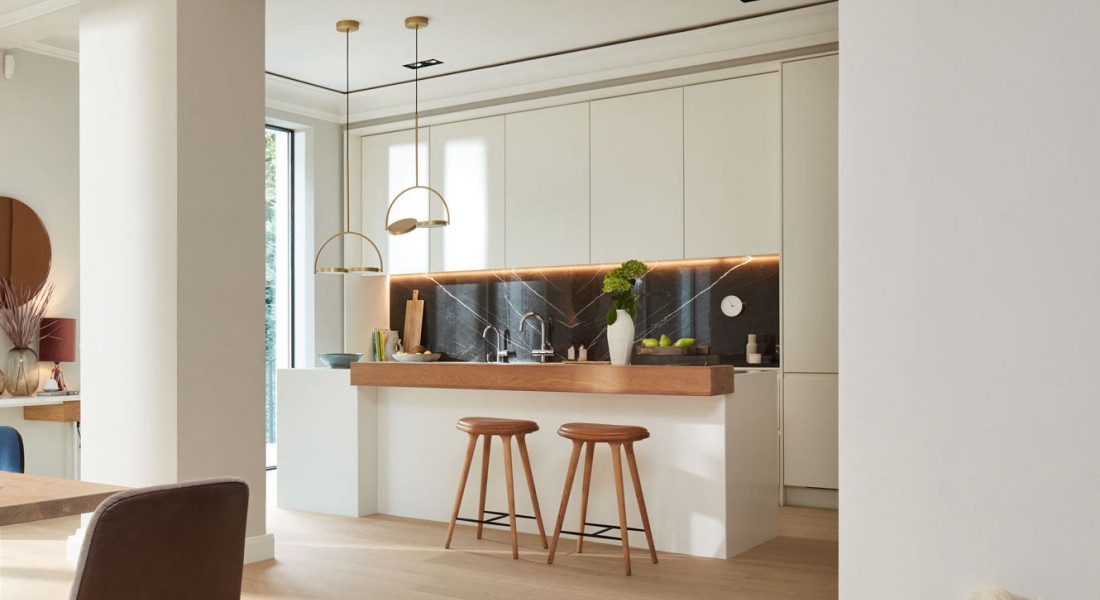 Een houten vloer in de keuken