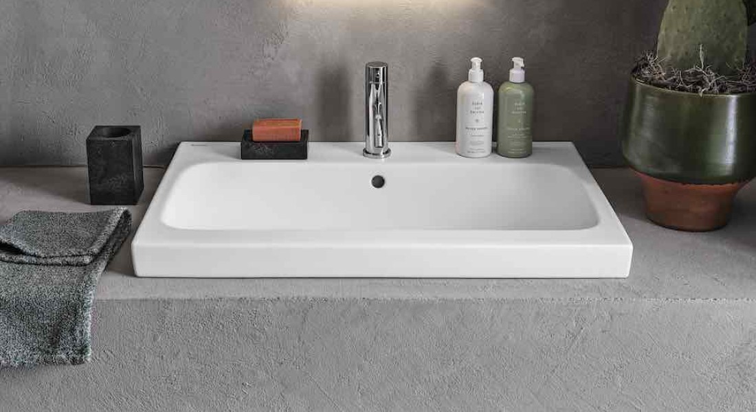 Mat wit trend in de badkamer