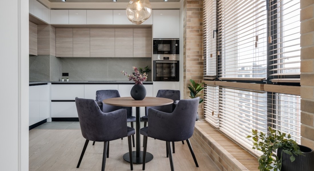 Aluminium jaloezieën: dé perfecte raambekleding voor in de keuken