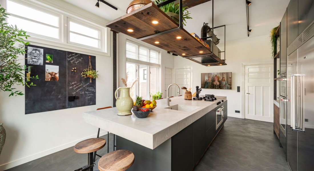 Industriële keuken in de spotlights