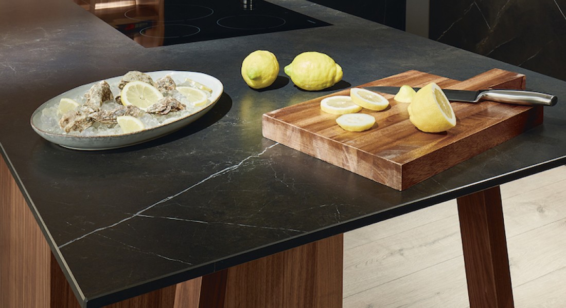 Stijlvol voor de open keuken: kooktafel met werkbladafzuiging