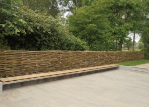 Wilgentenenschutting met bank | Wilhout - Wilhout wilgentenen schuttingen