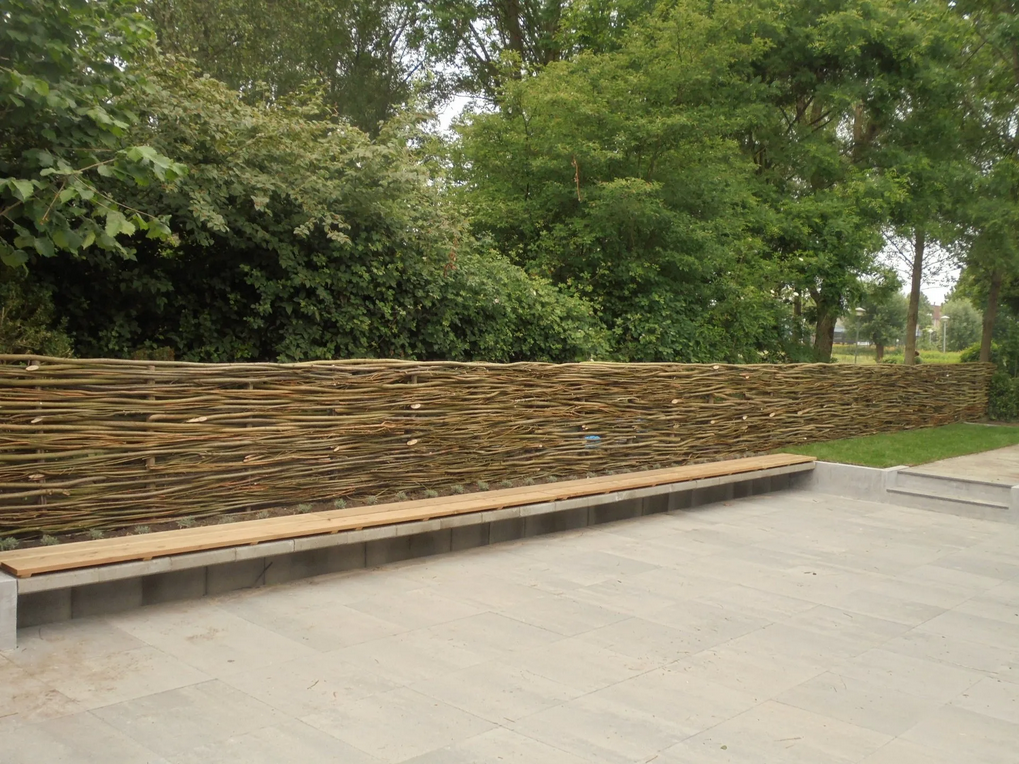 Wilgentenenschutting met bank | Wilhout