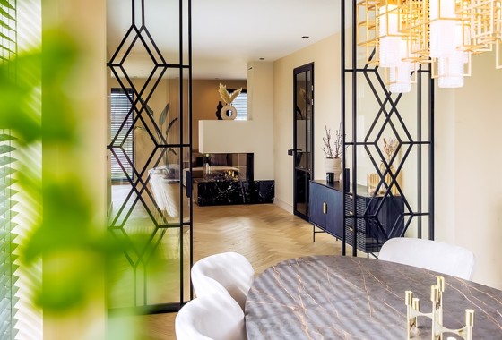 Binnenkijken: modern interieur met haard als roomdivider - Kalfire Fireplaces