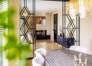 Binnenkijken: modern interieur met haard als roomdivider - Kalfire Fireplaces