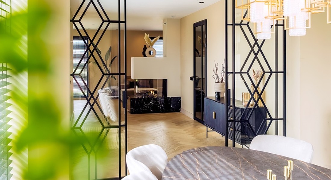 Binnenkijken: modern interieur met haard als roomdivider