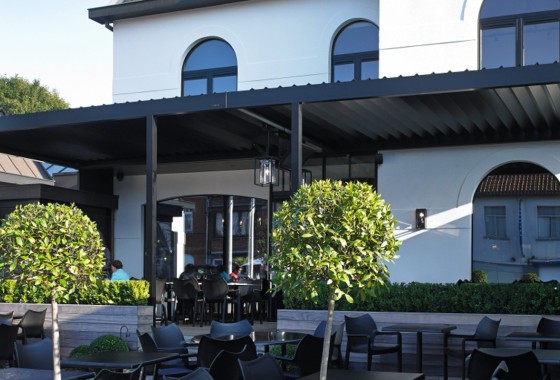 Stijlvol! Een lamellen overkapping voor terras of tuin - MBI beton