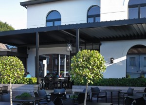 Stijlvol! Een lamellen overkapping voor terras of tuin - MBI beton