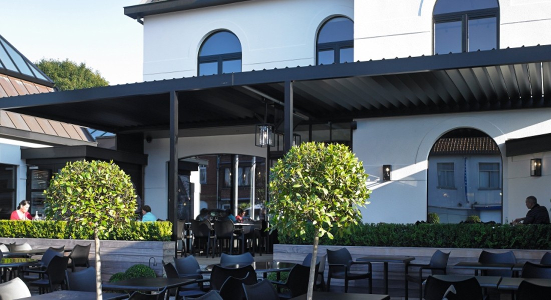 Stijlvol! Een lamellen overkapping voor terras of tuin