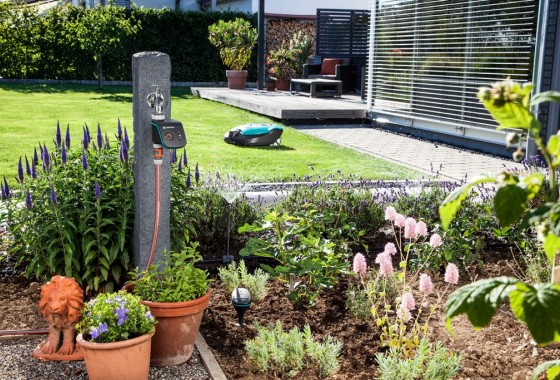 Besproeiingscomputer & robotmaaier in één automatisch systeem - Gardena