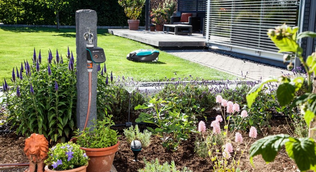 Besproeiingscomputer & robotmaaier in één automatisch systeem