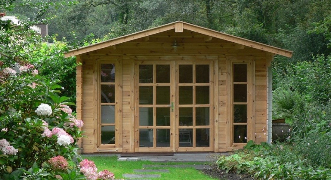 Een blokhut in de tuin