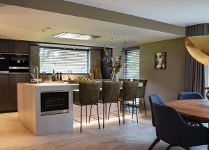 Binnenkijken: Metamorfose van twee losse tentdakhuizen naar één villa - 