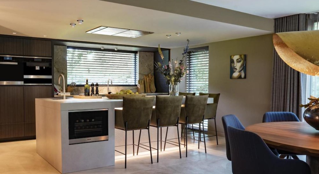 Binnenkijken: Metamorfose van twee losse tentdakhuizen naar één villa