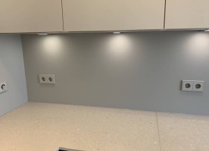 Gekleurde achterwanden met bijpassend schakelmateriaal van Jung!