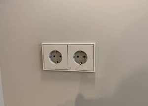 Gekleurde achterwanden met bijpassend schakelmateriaal van Jung!